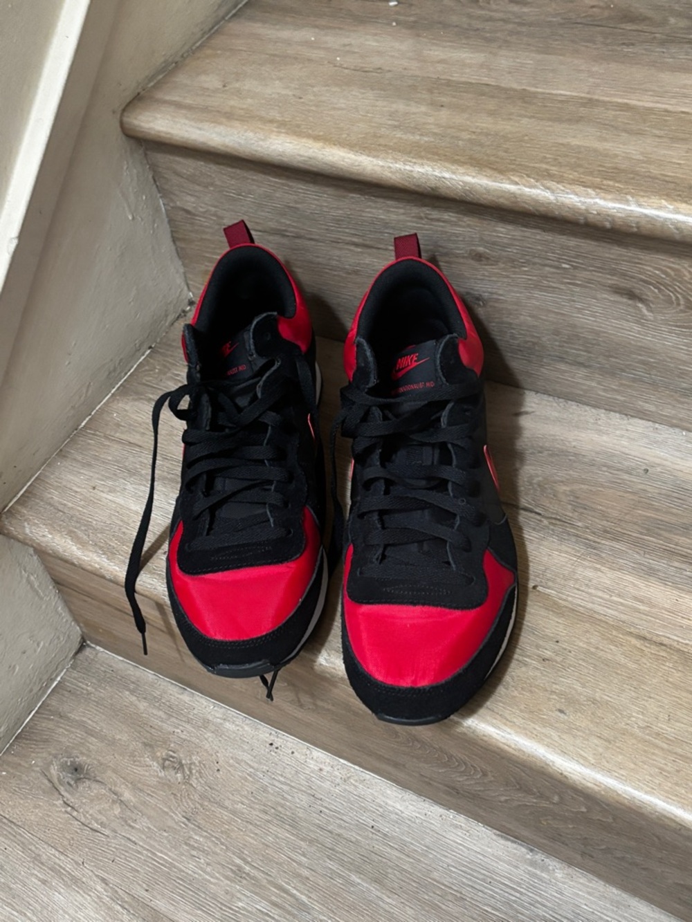 Nike Men’s Black and Red Low-Top Sneakers